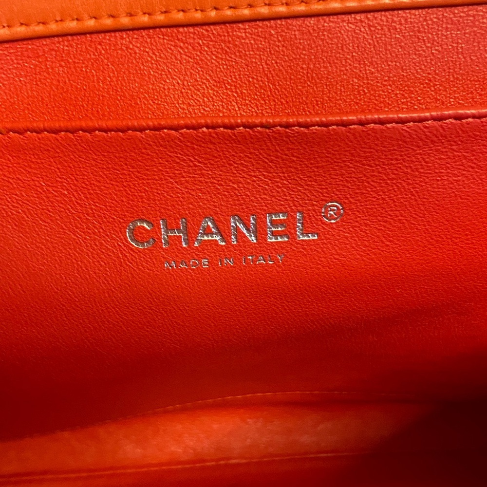 CHANEL Classic Chain Flap Quilted Patent Leather Exc cond - Picture 4 of 14
